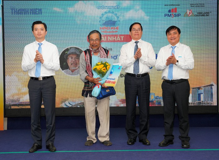 Hơn 500 bài viết về "Hào khí miền Đông"- Ảnh 2. Hơn 500 bài viết về "Hào khí miền Đông"- Ảnh 2.
