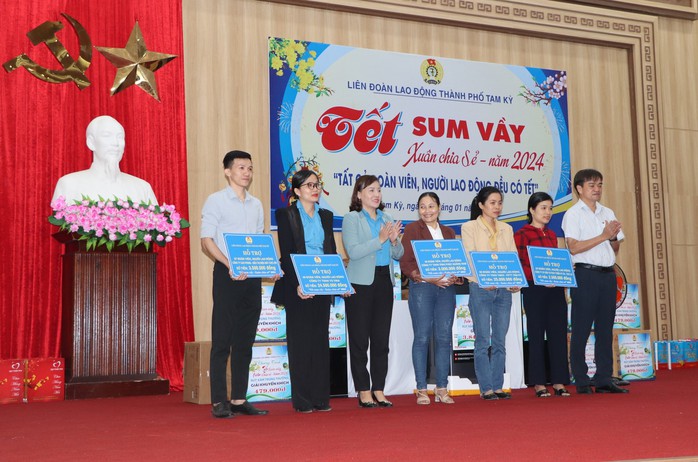 LĐLĐ Tam Kỳ trao 600 suất quà Tết, san sẻ khó khăn với người lao động- Ảnh 5. LĐLĐ Tam Kỳ trao 600 suất quà Tết, san sẻ khó khăn với người lao động- Ảnh 5.