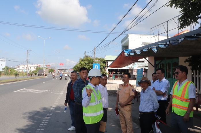 Nhà đầu tư "nóng mặt" vì xe né trạm: Xem xét đóng dải phân cách- Ảnh 1. Nhà đầu tư "nóng mặt" vì xe né trạm: Xem xét đóng dải phân cách- Ảnh 1.