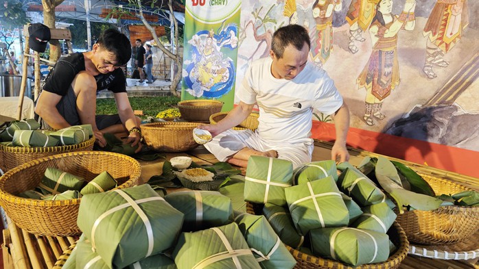 Nghệ nhân gói “bánh chưng đất Tổ” tại TP HCM Nghệ nhân gói “bánh chưng đất Tổ” tại TP HCM
