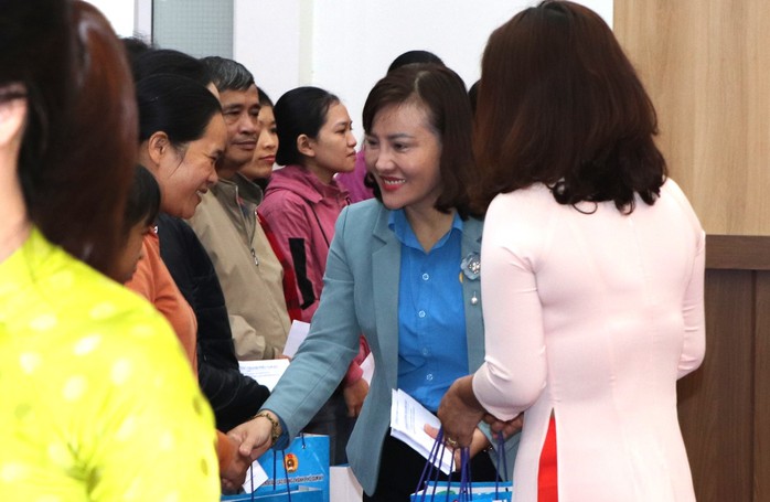 LĐLĐ Tam Kỳ trao 600 suất quà Tết, san sẻ khó khăn với người lao động- Ảnh 3. LĐLĐ Tam Kỳ trao 600 suất quà Tết, san sẻ khó khăn với người lao động- Ảnh 3.