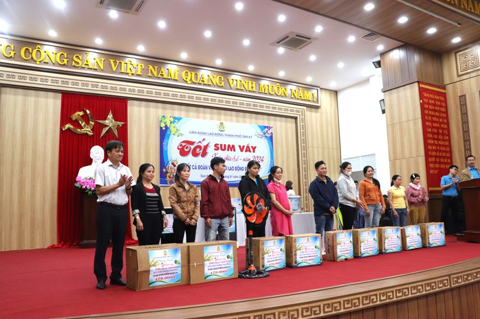 LĐLĐ Tam Kỳ trao 600 suất quà Tết, san sẻ khó khăn với người lao động- Ảnh 7. LĐLĐ Tam Kỳ trao 600 suất quà Tết, san sẻ khó khăn với người lao động- Ảnh 7.