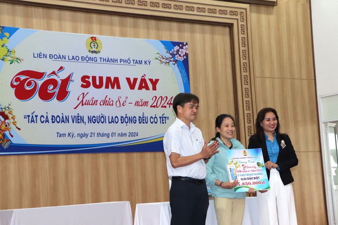 LĐLĐ Tam Kỳ trao 600 suất quà Tết, san sẻ khó khăn với người lao động- Ảnh 8. LĐLĐ Tam Kỳ trao 600 suất quà Tết, san sẻ khó khăn với người lao động- Ảnh 8.
