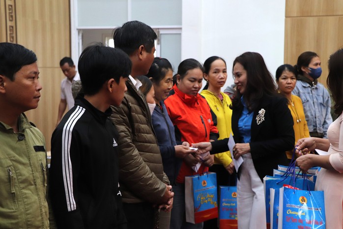 LĐLĐ Tam Kỳ trao 600 suất quà Tết, san sẻ khó khăn với người lao động- Ảnh 1. LĐLĐ Tam Kỳ trao 600 suất quà Tết, san sẻ khó khăn với người lao động- Ảnh 1.