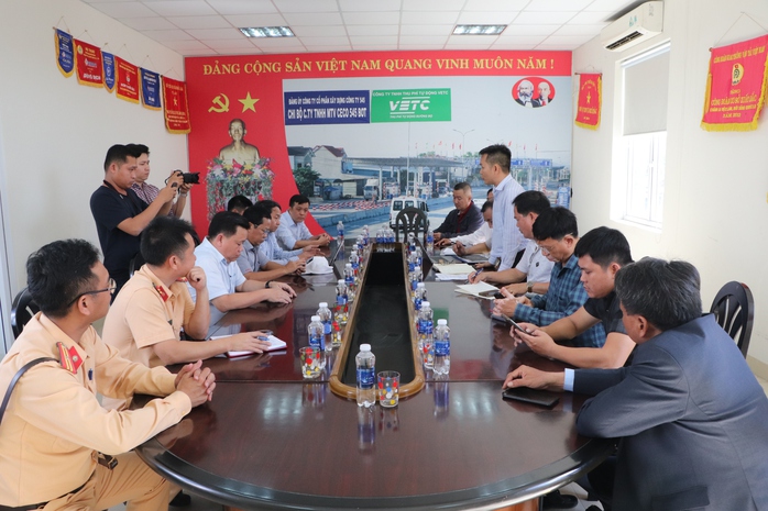 Nhà đầu tư "nóng mặt" vì xe né trạm: Xem xét đóng dải phân cách- Ảnh 3. Nhà đầu tư "nóng mặt" vì xe né trạm: Xem xét đóng dải phân cách- Ảnh 3.