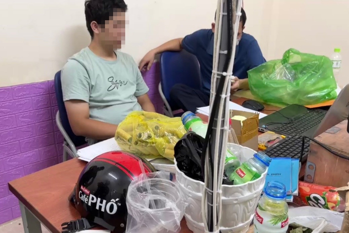 Pháo bán tràn lan trên mạng, ngoài chợ- Ảnh 4. Pháo bán tràn lan trên mạng, ngoài chợ- Ảnh 4.