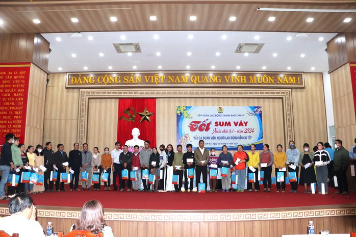 LĐLĐ Tam Kỳ trao 600 suất quà Tết, san sẻ khó khăn với người lao động- Ảnh 6. LĐLĐ Tam Kỳ trao 600 suất quà Tết, san sẻ khó khăn với người lao động- Ảnh 6.