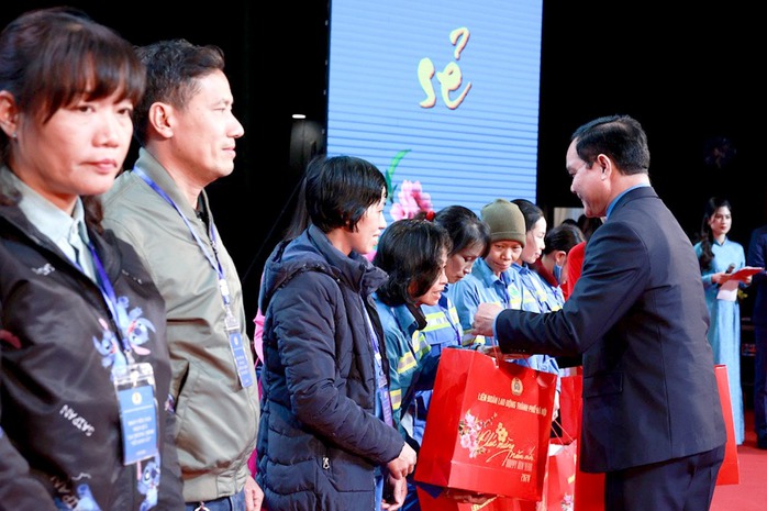 Trên 24 triệu lượt đoàn viên, lao động được tặng quà từ Chương trình “Tết Sum vầy”- Ảnh 2. Trên 24 triệu lượt đoàn viên, lao động được tặng quà từ Chương trình “Tết Sum vầy”- Ảnh 2.