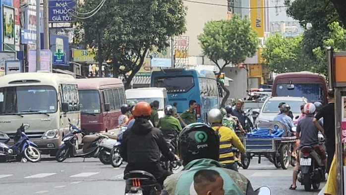 Công an phong tỏa một quán bar ở quận Tân Phú- Ảnh 2. Công an phong tỏa một quán bar ở quận Tân Phú- Ảnh 2.