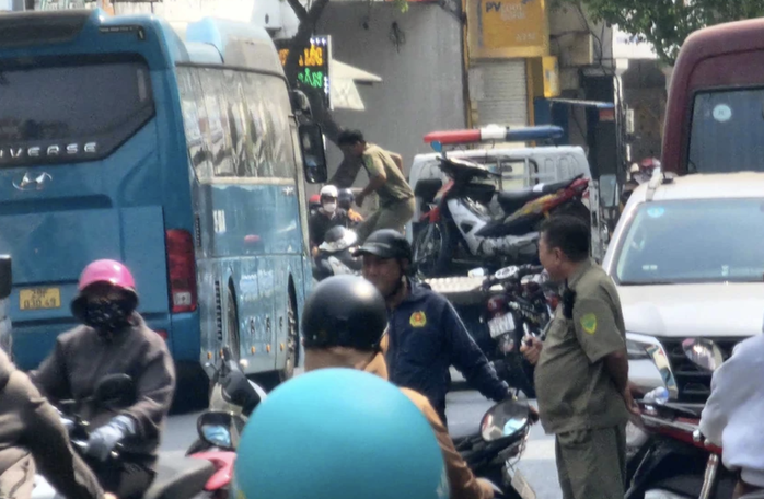 Công an phong tỏa một quán bar ở quận Tân Phú- Ảnh 3. Công an phong tỏa một quán bar ở quận Tân Phú- Ảnh 3.