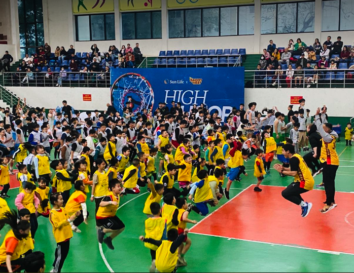 Học sinh Hà Nội hào hứng chơi bóng rổ với các cầu thủ Saigon Heat- Ảnh 1. Học sinh Hà Nội hào hứng chơi bóng rổ với các cầu thủ Saigon Heat- Ảnh 1.