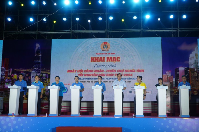 Hàng ngàn CNVC-LĐ tham gia phiên chợ không dùng tiền mặt- Ảnh 1. Hàng ngàn CNVC-LĐ tham gia phiên chợ không dùng tiền mặt- Ảnh 1.