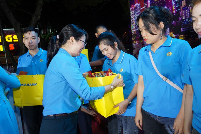 Hàng ngàn CNVC-LĐ tham gia phiên chợ không dùng tiền mặt- Ảnh 4. Hàng ngàn CNVC-LĐ tham gia phiên chợ không dùng tiền mặt- Ảnh 4.