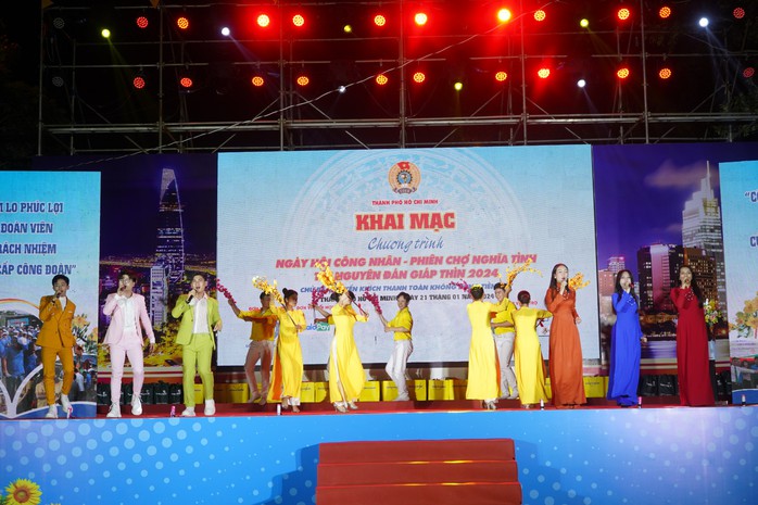 Hàng ngàn CNVC-LĐ tham gia phiên chợ không dùng tiền mặt- Ảnh 5. Hàng ngàn CNVC-LĐ tham gia phiên chợ không dùng tiền mặt- Ảnh 5.