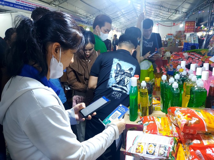 Hàng ngàn CNVC-LĐ tham gia phiên chợ không dùng tiền mặt- Ảnh 2. Hàng ngàn CNVC-LĐ tham gia phiên chợ không dùng tiền mặt- Ảnh 2.