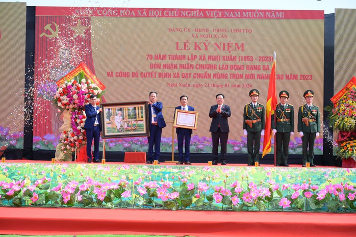 Chủ tịch Quốc hội trao 200 suất quà Tết tới người khó khăn- Ảnh 1. Chủ tịch Quốc hội trao 200 suất quà Tết tới người khó khăn- Ảnh 1.