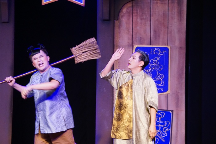 Đại Nghĩa, Đình Toàn "quậy bung nóc" vở "Vàng ơi là vàng"- Ảnh 1. Đại Nghĩa, Đình Toàn "quậy bung nóc" vở "Vàng ơi là vàng"- Ảnh 1.