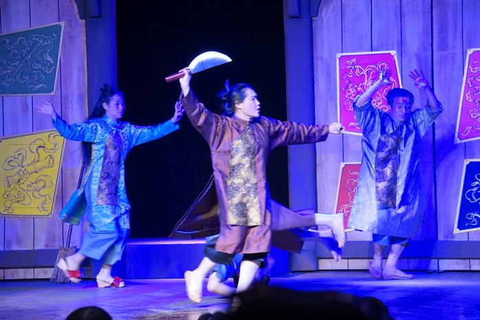 Đại Nghĩa, Đình Toàn "quậy bung nóc" vở "Vàng ơi là vàng"- Ảnh 2. Đại Nghĩa, Đình Toàn "quậy bung nóc" vở "Vàng ơi là vàng"- Ảnh 2.