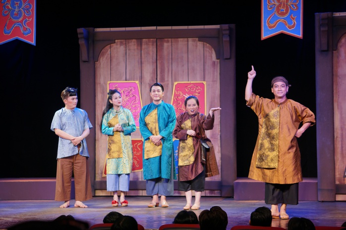 Đại Nghĩa, Đình Toàn "quậy bung nóc" vở "Vàng ơi là vàng"- Ảnh 3. Đại Nghĩa, Đình Toàn "quậy bung nóc" vở "Vàng ơi là vàng"- Ảnh 3.