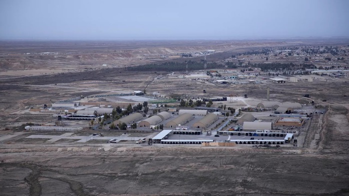 Căn cứ Ain al-Asad bị tấn công bởi nhiều tên lửa bắn từ bên trong Iraq. Ảnh: AP
