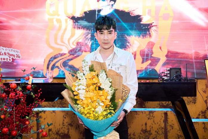 Quang Hà nói gì về anh quản lý 20 năm
- Ảnh 1. Quang Hà nói gì về anh quản lý 20 năm
- Ảnh 1.