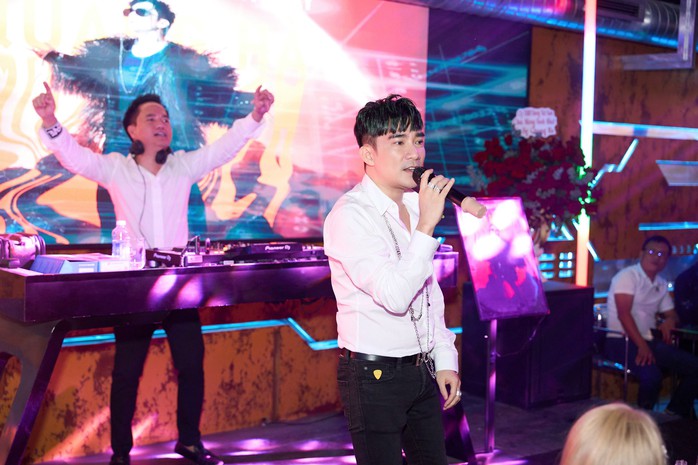Quang Hà nói gì về anh quản lý 20 năm
- Ảnh 3. Quang Hà nói gì về anh quản lý 20 năm
- Ảnh 3.