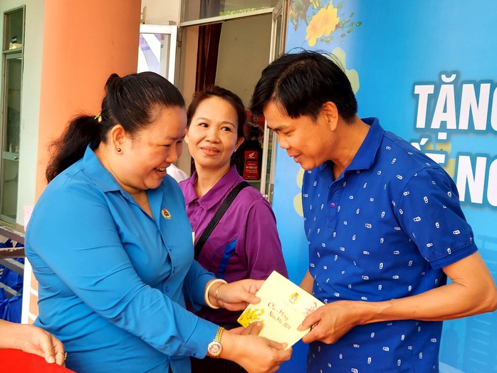 Hàng ngàn công nhân sắm Tết tại “Phiên chợ 0 đồng”- Ảnh 7. Hàng ngàn công nhân sắm Tết tại “Phiên chợ 0 đồng”- Ảnh 7.