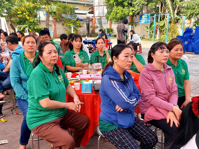 Hàng ngàn công nhân sắm Tết tại “Phiên chợ 0 đồng”- Ảnh 8. Hàng ngàn công nhân sắm Tết tại “Phiên chợ 0 đồng”- Ảnh 8.