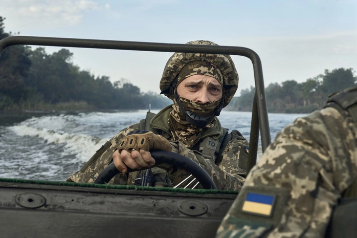 Binh sĩ Ukraine tác chiến trên sông Dnieper. Ảnh: BI Binh sĩ Ukraine tác chiến trên sông Dnieper. Ảnh: BI