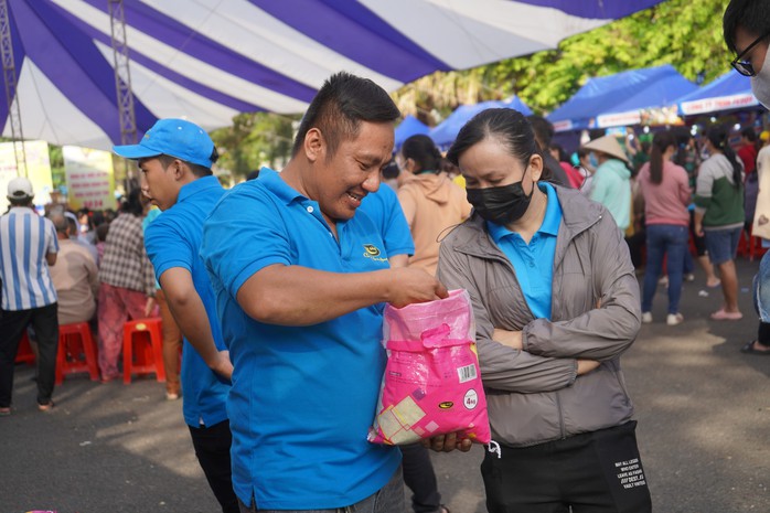 Hàng ngàn công nhân sắm Tết tại “Phiên chợ 0 đồng”- Ảnh 1. Hàng ngàn công nhân sắm Tết tại “Phiên chợ 0 đồng”- Ảnh 1.