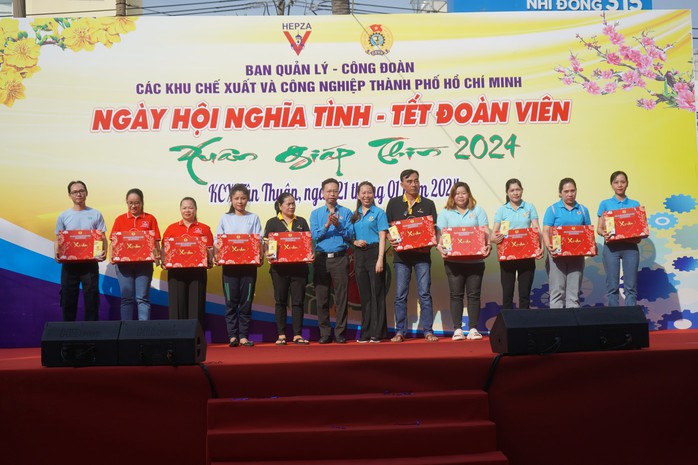 Hàng ngàn công nhân sắm Tết tại “Phiên chợ 0 đồng”- Ảnh 5. Hàng ngàn công nhân sắm Tết tại “Phiên chợ 0 đồng”- Ảnh 5.
