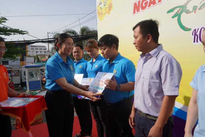 Hàng ngàn công nhân sắm Tết tại “Phiên chợ 0 đồng”- Ảnh 2. Hàng ngàn công nhân sắm Tết tại “Phiên chợ 0 đồng”- Ảnh 2.
