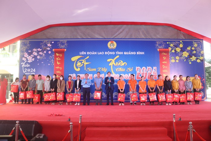 Chương trình "Tết sum vầy - Xuân chia sẻ" đến với 5.000 công nhân nghèo ở Quảng Bình- Ảnh 3. Chương trình "Tết sum vầy - Xuân chia sẻ" đến với 5.000 công nhân nghèo ở Quảng Bình- Ảnh 3.
