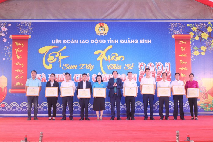 Chương trình "Tết sum vầy - Xuân chia sẻ" đến với 5.000 công nhân nghèo ở Quảng Bình- Ảnh 5. Chương trình "Tết sum vầy - Xuân chia sẻ" đến với 5.000 công nhân nghèo ở Quảng Bình- Ảnh 5.