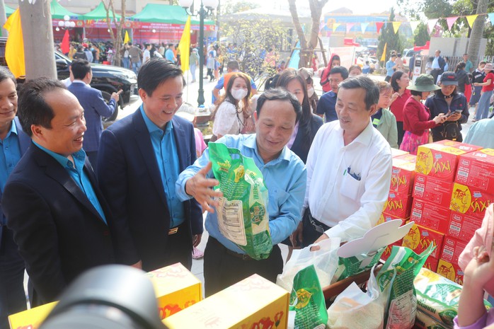 Chương trình "Tết sum vầy - Xuân chia sẻ" đến với 5.000 công nhân nghèo ở Quảng Bình- Ảnh 4. Chương trình "Tết sum vầy - Xuân chia sẻ" đến với 5.000 công nhân nghèo ở Quảng Bình- Ảnh 4.