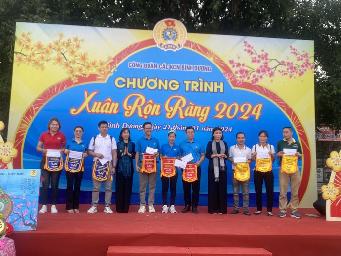 Công nhân hào hứng gói bánh chưng, bánh tét tại chương trình "Xuân rộn ràng"- Ảnh 8. Công nhân hào hứng gói bánh chưng, bánh tét tại chương trình "Xuân rộn ràng"- Ảnh 8.