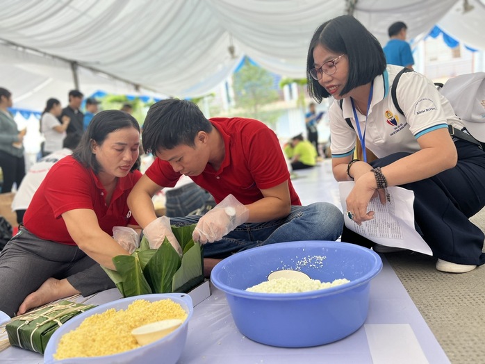 Công nhân hào hứng gói bánh chưng, bánh tét tại chương trình "Xuân rộn ràng"- Ảnh 3. Công nhân hào hứng gói bánh chưng, bánh tét tại chương trình "Xuân rộn ràng"- Ảnh 3.