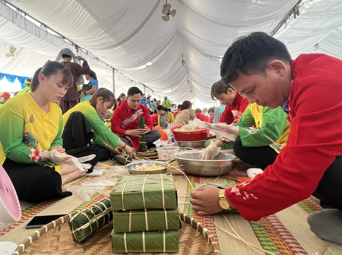 Công nhân hào hứng gói bánh chưng, bánh tét tại chương trình "Xuân rộn ràng"- Ảnh 2. Công nhân hào hứng gói bánh chưng, bánh tét tại chương trình "Xuân rộn ràng"- Ảnh 2.