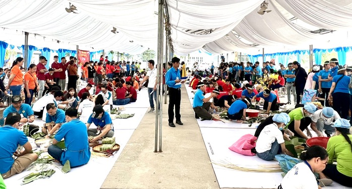 Công nhân hào hứng gói bánh chưng, bánh tét tại chương trình "Xuân rộn ràng"- Ảnh 7. Công nhân hào hứng gói bánh chưng, bánh tét tại chương trình "Xuân rộn ràng"- Ảnh 7.
