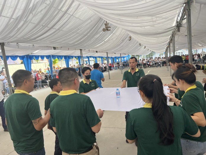 Công nhân hào hứng gói bánh chưng, bánh tét tại chương trình "Xuân rộn ràng"- Ảnh 6. Công nhân hào hứng gói bánh chưng, bánh tét tại chương trình "Xuân rộn ràng"- Ảnh 6.