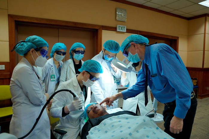 Chuyên gia Mỹ đến Việt Nam chia sẻ chuyên môn, chuyển giao công nghệ laser mới