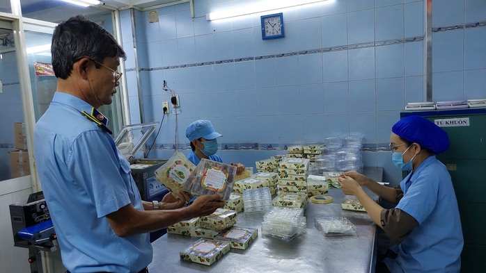 Bắt giữ hàng trăm kg mứt gừng dẻo không nguồn gốc- Ảnh 1. Bắt giữ hàng trăm kg mứt gừng dẻo không nguồn gốc- Ảnh 1.