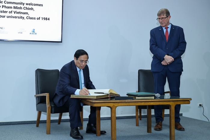 Thủ tướng Phạm Minh Chính thăm trường cũ tại Romania- Ảnh 10. Thủ tướng Phạm Minh Chính thăm trường cũ tại Romania- Ảnh 10.