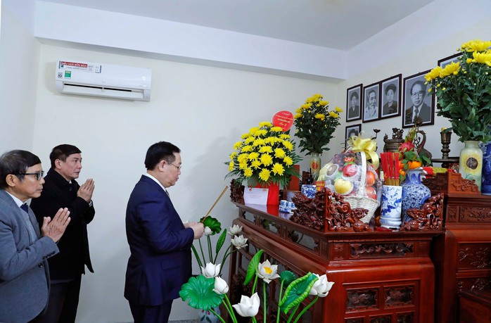 Chủ tịch Quốc hội Vương Đình Huệ thắp hương tưởng nhớ cố Chủ tịch Quốc hội Lê Quang Đạo Ảnh: TTXVN Chủ tịch Quốc hội Vương Đình Huệ thắp hương tưởng nhớ cố Chủ tịch Quốc hội Lê Quang Đạo Ảnh: TTXVN