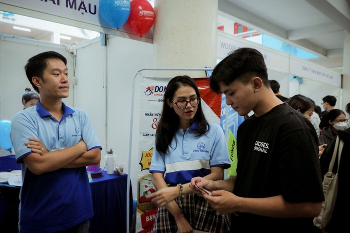 Sinh viên, người lao động cần tìm hiểu kỹ thông tin tuyển dụng để tránh sập bẫy lừa đảo Ảnh: HUỲNH NHƯ Sinh viên, người lao động cần tìm hiểu kỹ thông tin tuyển dụng để tránh sập bẫy lừa đảo Ảnh: HUỲNH NHƯ