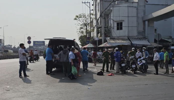 Người đàn ông gục chết trước cổng Bến xe An Sương- Ảnh 1. Người đàn ông gục chết trước cổng Bến xe An Sương- Ảnh 1.