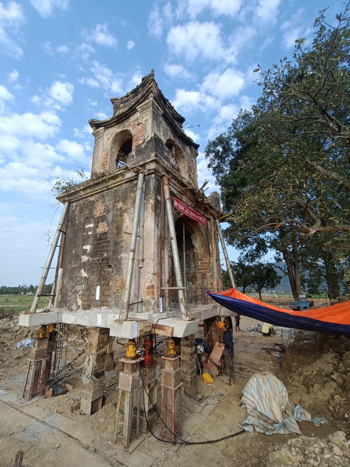 “Thần đèn” Nguyễn Văn Cư nâng thành công cổng đền lên cao 1,2 m- Ảnh 1. “Thần đèn” Nguyễn Văn Cư nâng thành công cổng đền lên cao 1,2 m- Ảnh 1.