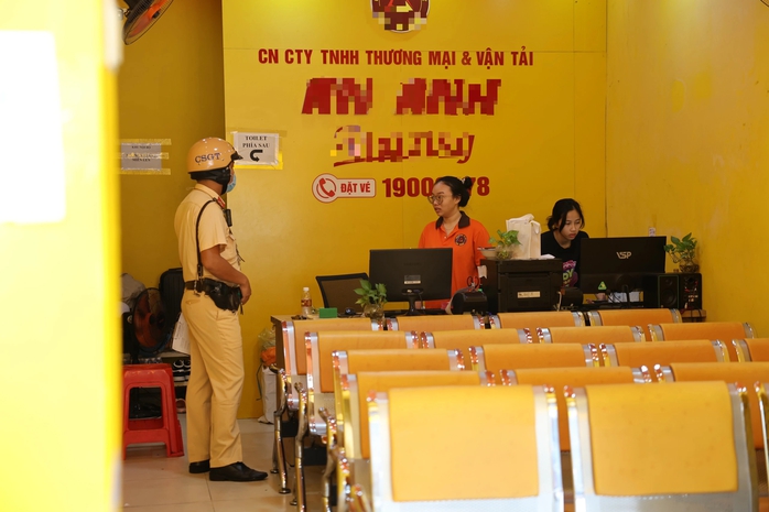 Kiểm tra hàng loạt nhà xe ở quận 5- Ảnh 2.
