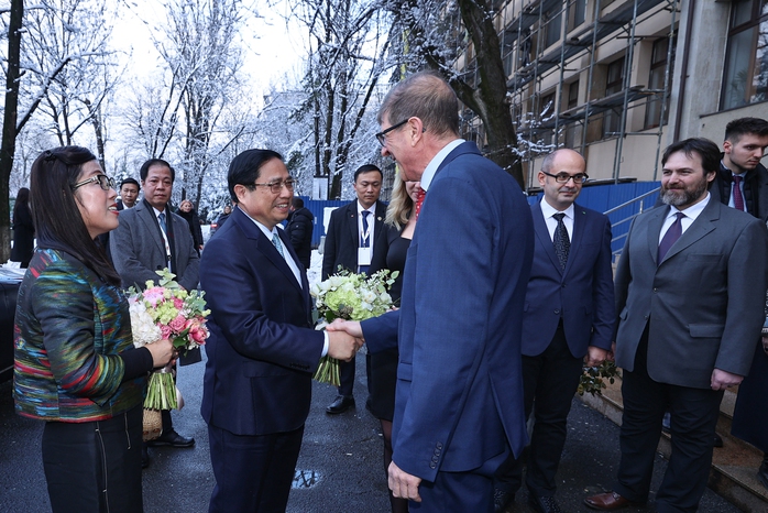 Thủ tướng Phạm Minh Chính thăm trường cũ tại Romania- Ảnh 1. Thủ tướng Phạm Minh Chính thăm trường cũ tại Romania- Ảnh 1.