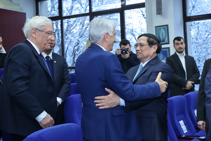 Thủ tướng Phạm Minh Chính thăm trường cũ tại Romania- Ảnh 6. Thủ tướng Phạm Minh Chính thăm trường cũ tại Romania- Ảnh 6.